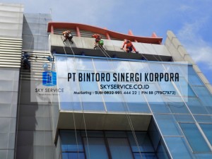 jasa pembersih kaca luar gedung