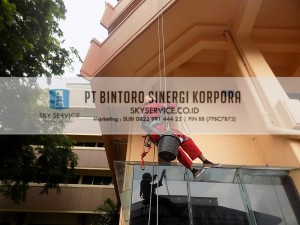 pembersih kaca luar gedung