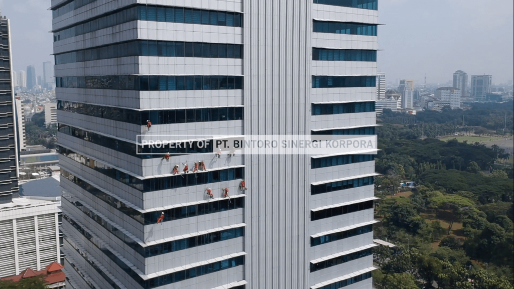jasa pembersih kaca gedung