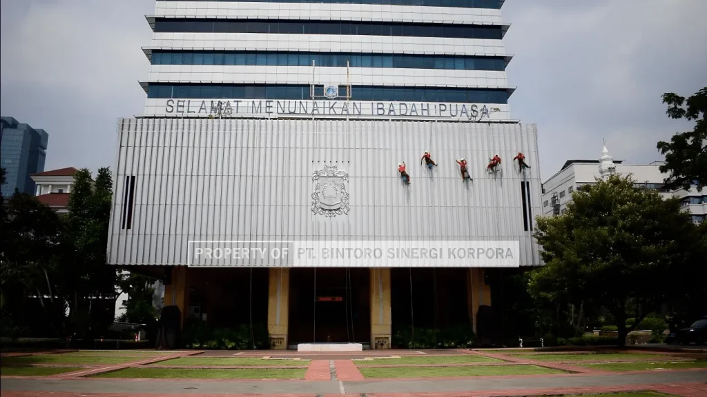 Jasa Pembersih Kaca Gedung