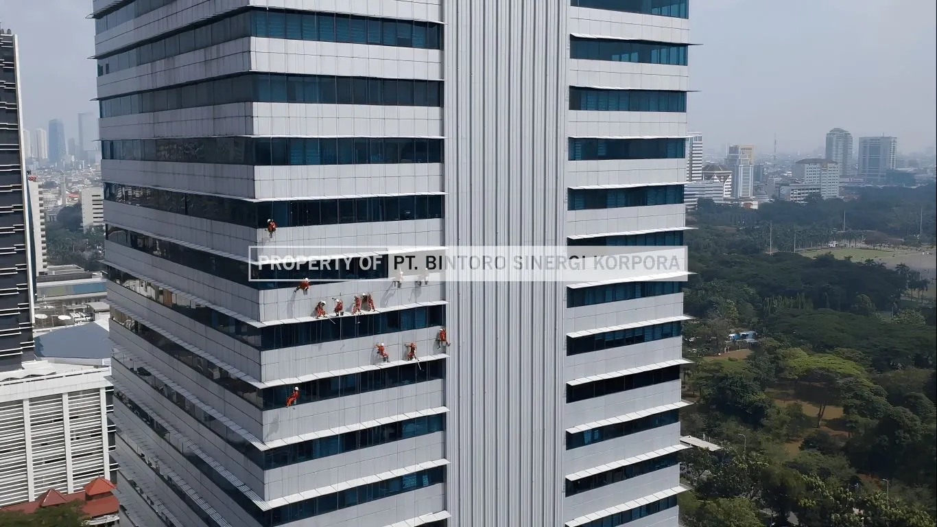 Jasa Pembersih Kaca Gedung